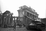 Советские танки у Бранденбургских ворот, на которых развивается красное знамя, Берлин, 2 мая 1945 года