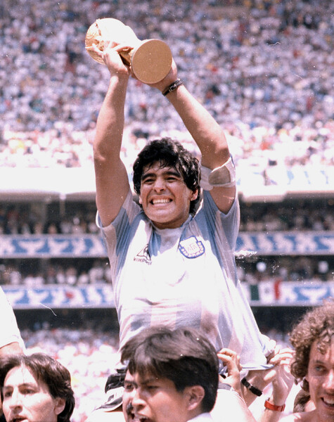 Центральный нападающий Диего Марадона держит трофейный кубок сборной Аргентины, победившей в финале чемпионата мира по футболу, Мексика, 1986 год