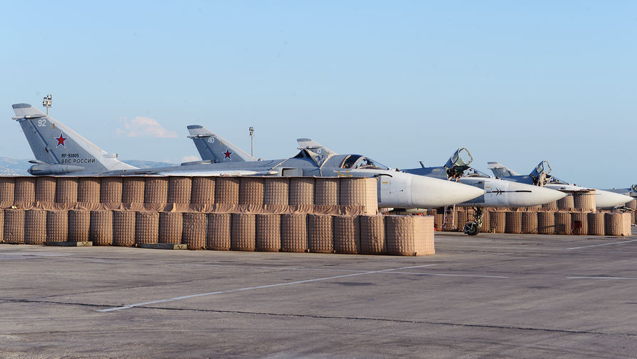 Стоянка для фронтовых бомбардировщиков Су-24М2. Каждая машина защищена габионами, авиабаза Хмеймим в Сирии, 21 апреля 2018 года