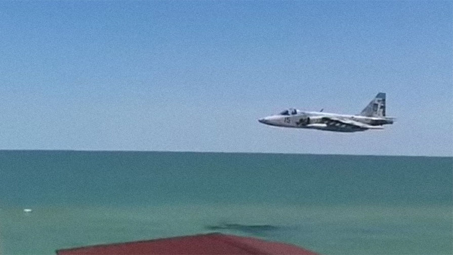 ВСУ объяснили низкий полет Су-25 над пляжем&zwj; в Запорожье