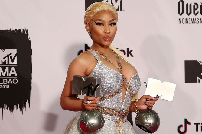 Ники Минаж позирует со своими наградами во время MTV Europe Music Awards 2018