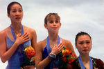 Мишель Кван, Тара Липински и Лу Чэнь во время исполнения национального гимна США на Олимпиаде в Нагано, 1998 год