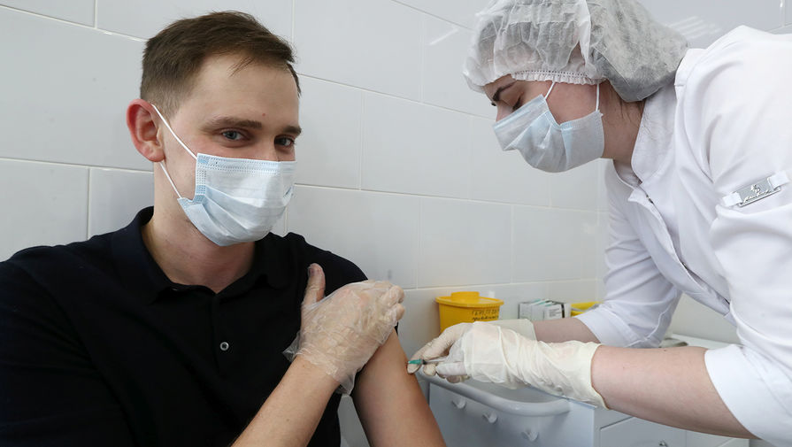 Во время вакцинации от COVID-19 в прививочном пункте поликлиники № 220, декабрь 2020 года