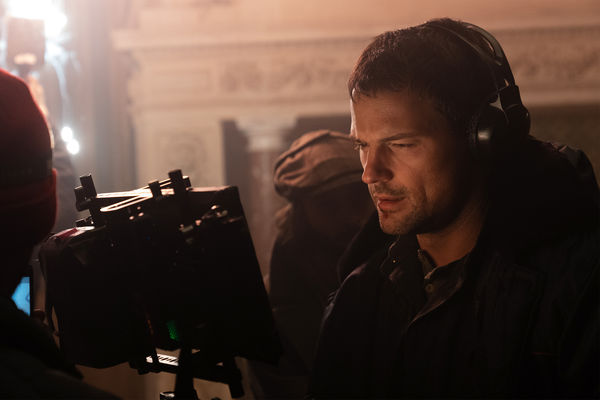 Данила Козловский во время съемок сериала «Карамора» (2022)