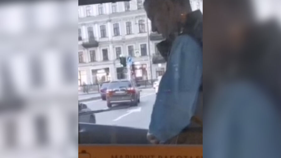В Петербурге водитель автобуса остановился на маршруте для молитвы