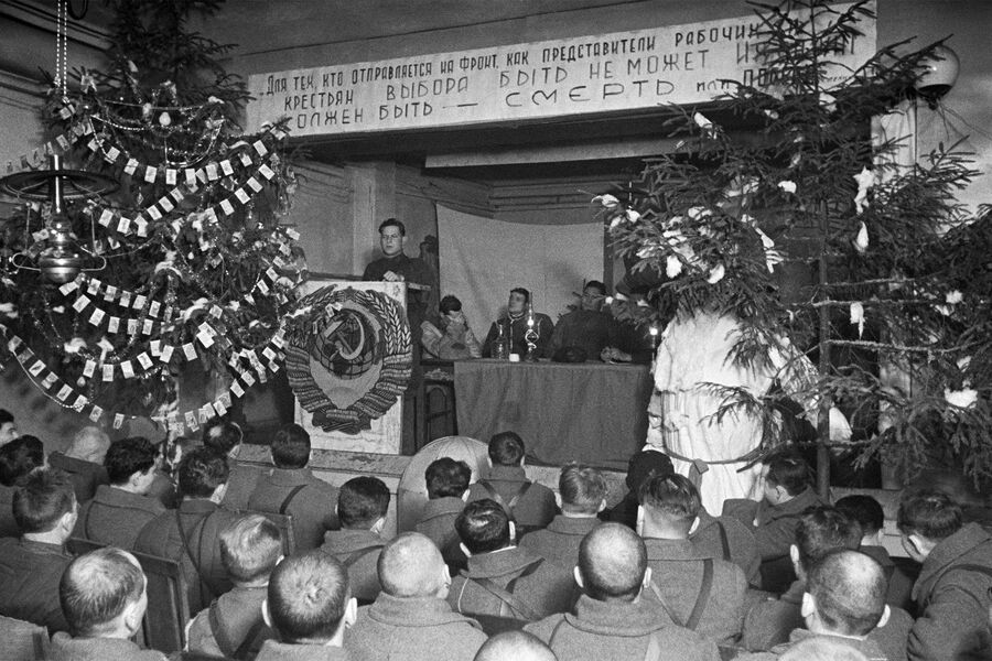 Новогоднее собрание бойцов и командиров 8–ой Гвардейской имени И.В.Панфилова стрелковой дивизии, 31 декабря 1941 года