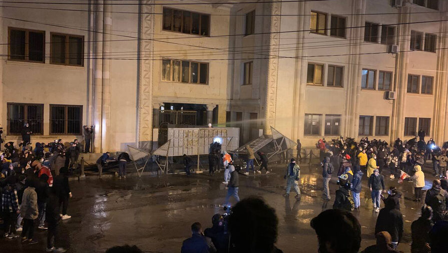 Силовики в центре Тбилиси готовятся к новому этапу разгона митингующих