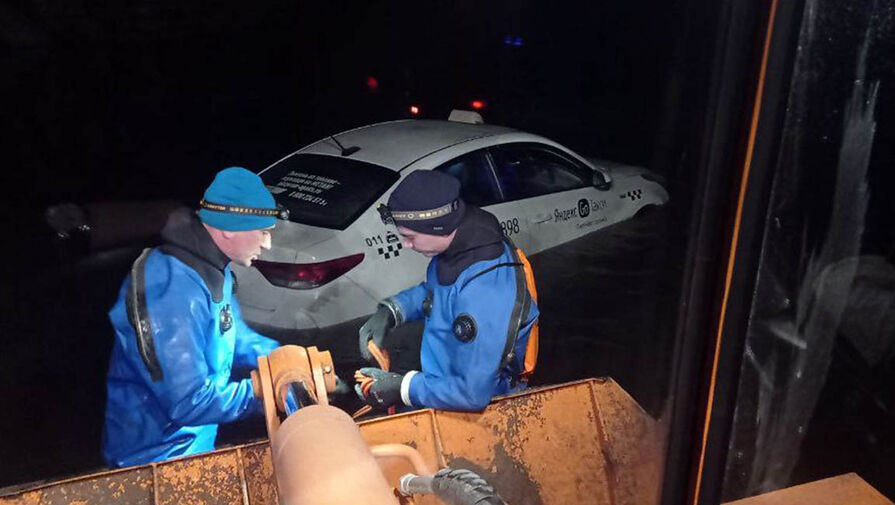 Автомобиль такси с людьми смыло в реку в Самарской области