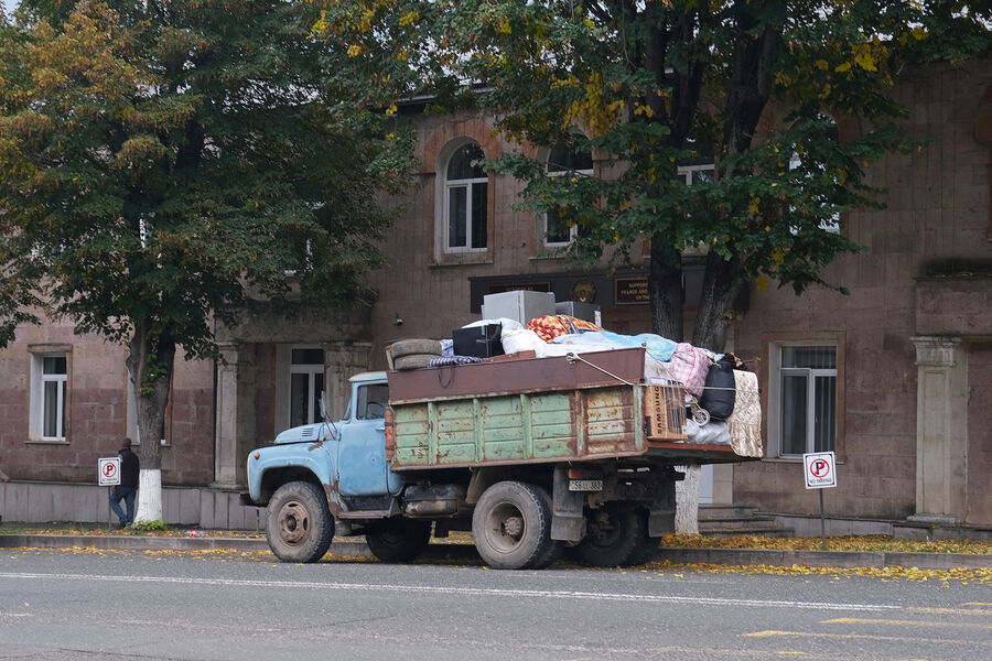 Грузовик с&nbsp;вещами жителей, покидающих Нагорный Карабах, 25&nbsp;сентября 2023&nbsp;года