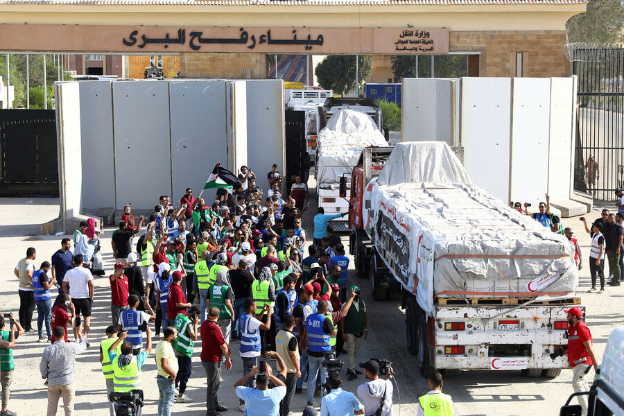 Грузовики с гуманитарной помощью проезжают через египетский контрольно-пропускной пункт Рафах, 21 октября 2023 года