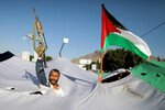 Протестующий участвует в демонстрации солидарности с палестинцами в секторе Газа на фоне продолжающегося конфликта между Израилем и палестинской исламистской группировкой ХАМАС в Сане, Йемен, 8 декабря 2023 года