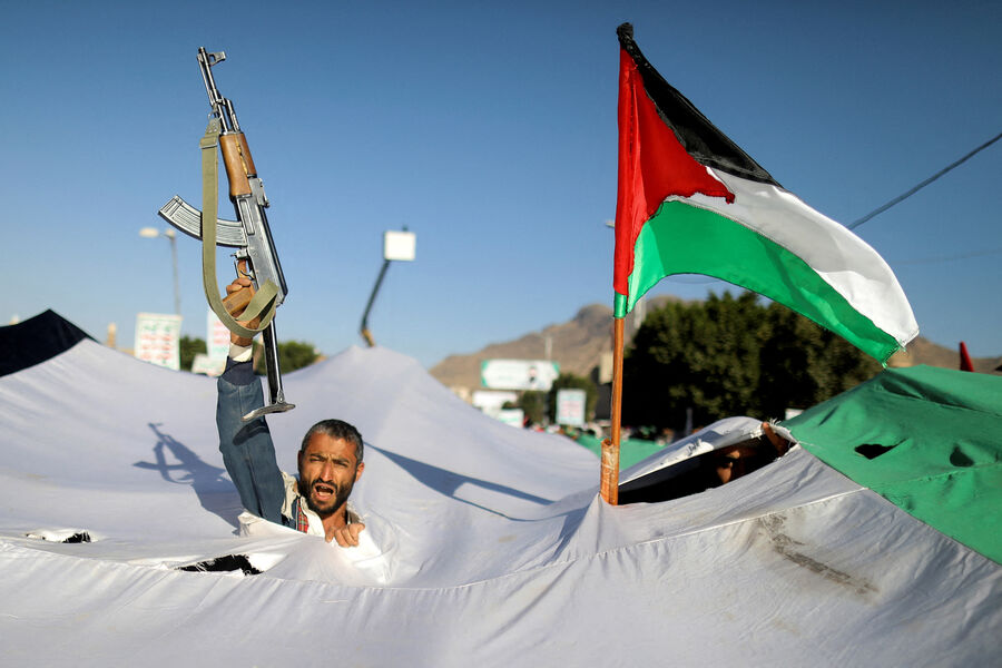 Протестующий участвует в&nbsp;демонстрации солидарности с&nbsp;палестинцами в&nbsp;секторе Газа на&nbsp;фоне продолжающегося конфликта между&nbsp;Израилем и палестинской исламистской группировкой ХАМАС в&nbsp;Сане, Йемен, 8&nbsp;декабря 2023&nbsp;года