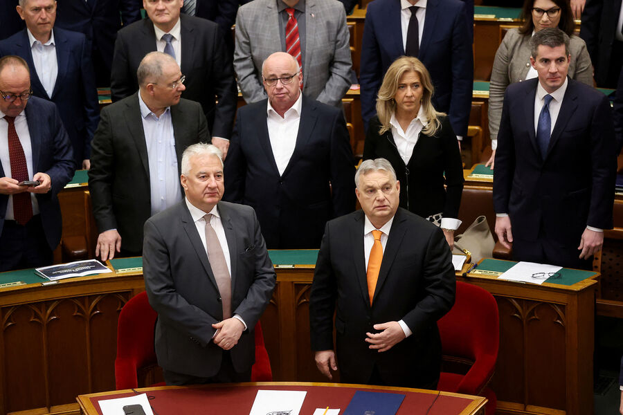 Вице-премьер-министр Венгрии Жольт Шемьен и премьер-министр Венгрии Виктор Орбан на весенней сессии парламента в Будапеште, 26 февраля 2024 года 