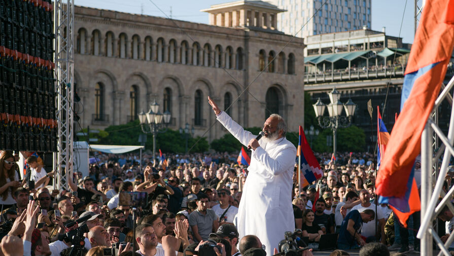 "У вас час, чтобы уйти": армянский архиепископ и тысячи его сторонников потребовали отставки Пашиняна