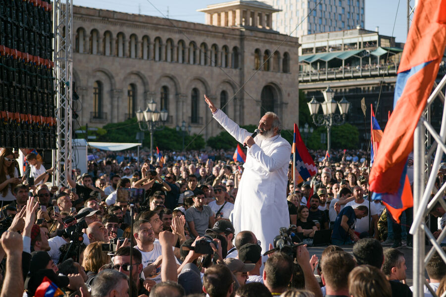 Архиепископ тавушской епархии Армянской Апостольской Церкви Баграт Галстанян на акции протеста на площади Республики в Ереване, Армения, 9 мая 2024 года