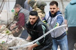 Разбор завалов на месте обрушения подъезда в жилом доме в Белгороде, 12 мая 2024 года
