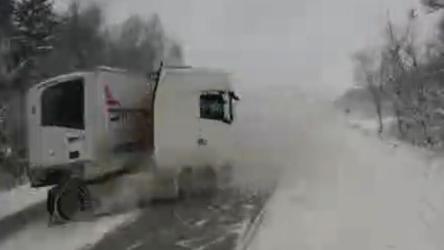 Дальнобойщик увернулся от летящей навстречу неуправляемой фуры и попал на видео