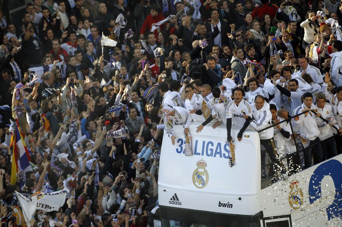 Автобус с&nbsp;игроками «Реала» проезжает по&nbsp;улицам Мадрида