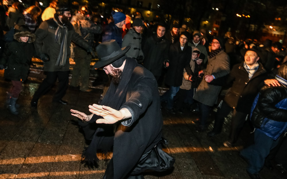 Во время празднования Хануки на площади Революции