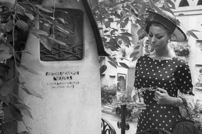 Софи Лорен у могилы А. Чехова, 1965 год