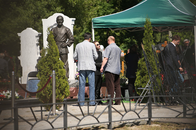 Муж Жанны Фриске Дмитрий Шепелев на похоронах