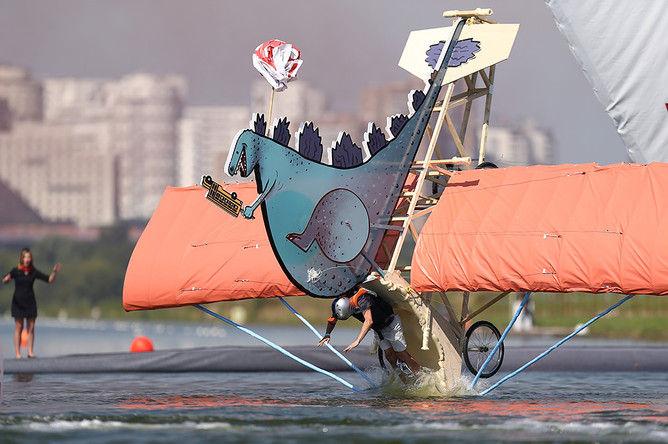 Чемпионат самодельных летательных аппаратов Red Bull Flugtag в Крылатском