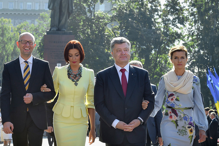 Премьер-министр Украины Арсений Яценюк с&nbsp;супругой Терезией и президент Украины Петр Порошенко с&nbsp;супругой Мариной (слева направо) на&nbsp;марше по&nbsp;случаю Дня независимости Украины на&nbsp;Крещатике