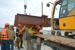 Рабочие монтируют пролет моста на острове Тузла