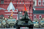 Танк Т-34-85 (на первом плане) на генеральной репетиции военного парада, посвященного 71-й годовщине Победы в Великой Отечественной войне, на Красной площади в Москве