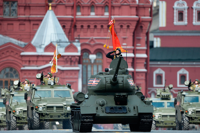 Танк Т-34-85 (на первом плане) на генеральной репетиции военного парада, посвященного 71-й годовщине Победы в Великой Отечественной войне, на Красной площади в Москве