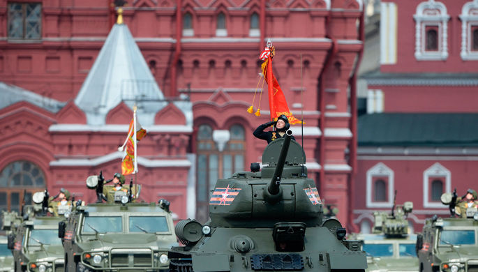 Танк Т-34-85 (на первом плане) на генеральной репетиции военного парада, посвященного 71-й годовщине...
