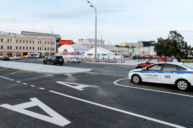 Большую Сухаревскую площадь замостили плиткой, разбили клумбы. Кроме того, реорганизовали движение автомобилей на перекрестке ул. Сретенки и Садового кольца
