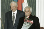 Президент РФ Борис Ельцин (слева) и художественный руководитель Московского театра на Таганке Юрий Любимов (справа) на церемонии вручения государственных наград в Кремле, 1998 год