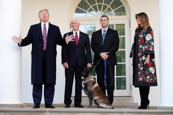 Президент США Дональд Трамп, первая леди Меланья Трамп, вице-президент Майк Пенс и служебный пес Конан у Белого дома в Вашингтоне, 25 ноября 2019 года