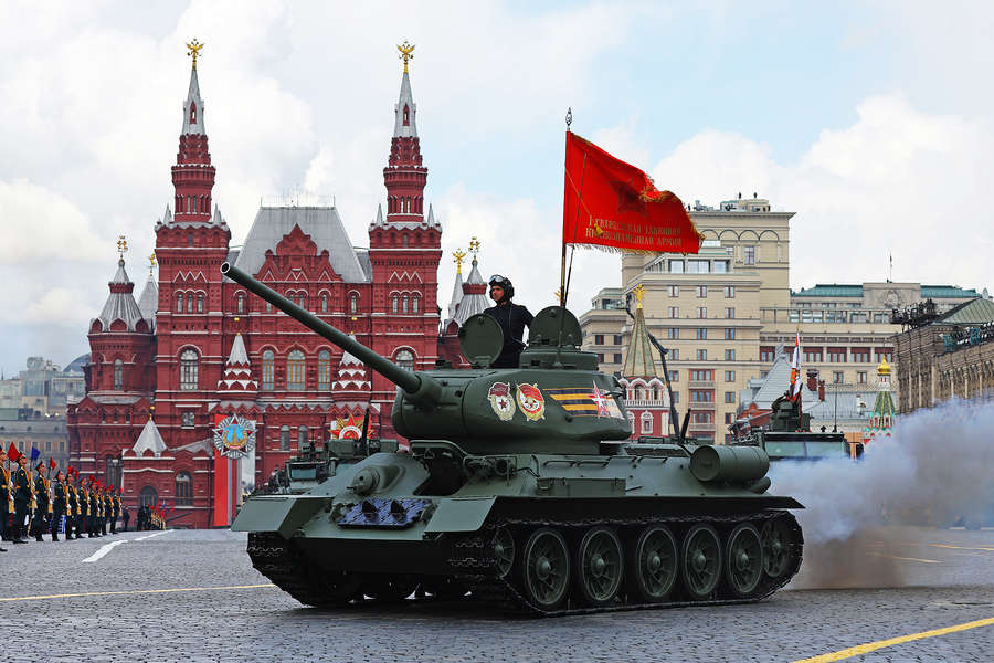 Танк T-34 во время парада, посвященного 77-й годовщине Победы в&nbsp;Великой Отечественной войне, 9&nbsp;мая 2022&nbsp;года