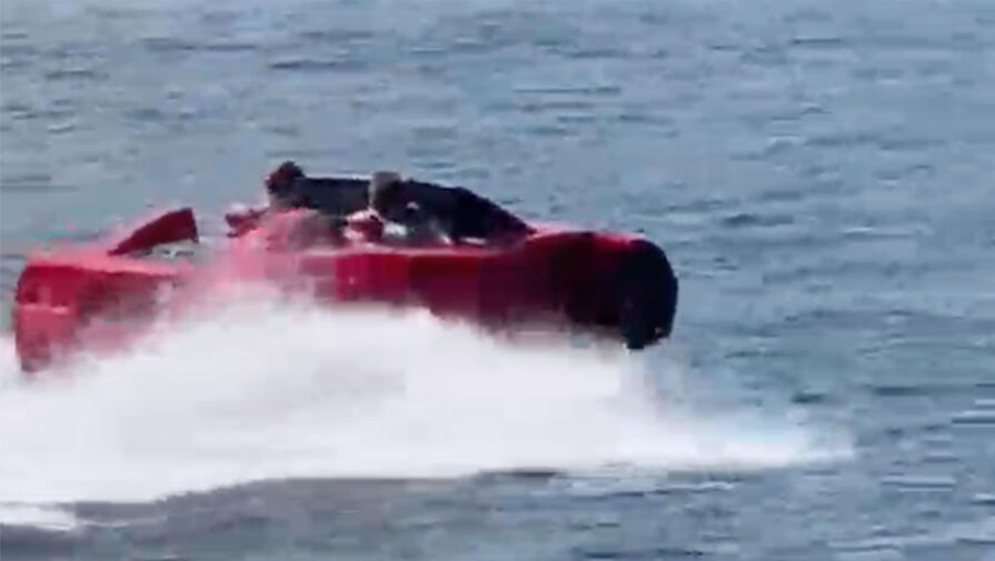 Во Владивостоке очевидцы засняли на видео катер, стилизованный под спорткар Ferrari