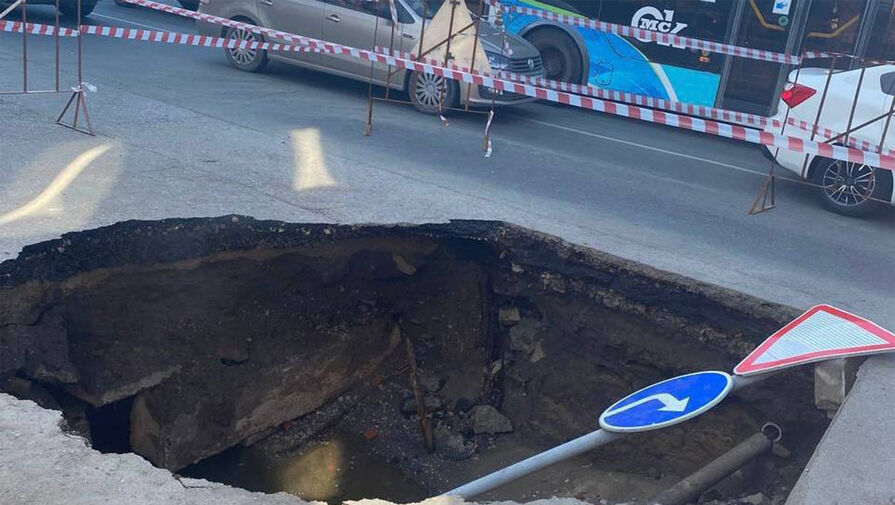 В Омске знак "Уступи дорогу" ушел под землю вместе с асфальтом