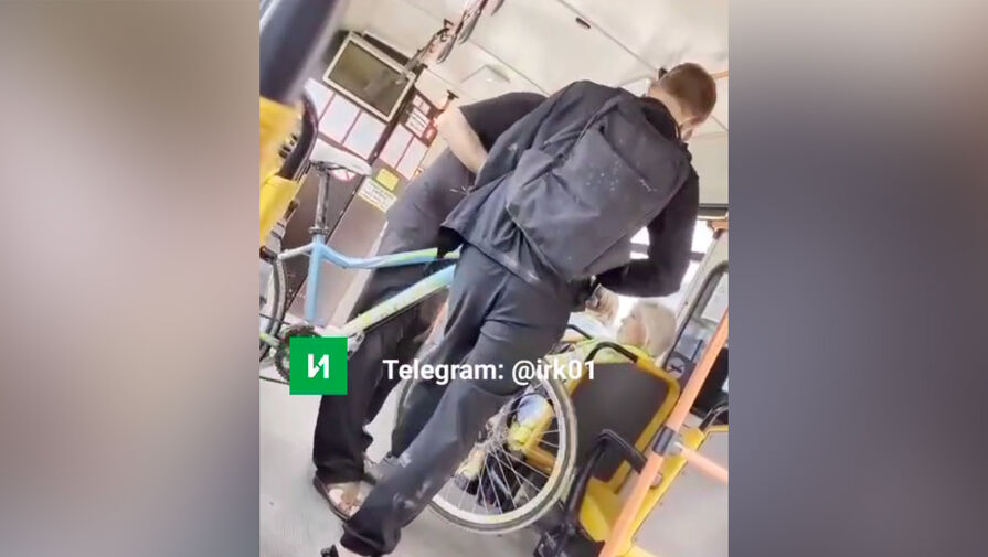 Водитель автобуса выгнал из салона велосипедиста и прижал его дверями