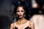 Лагерфельд довел до максимума использование бижутерии (неотъемлемой части стиля Коко Шанель), иногда увешивая моделей цепями и нитями искусственного жемчуга в несколько слоев. Самым ярким примером стал подиумный образ Кристи Тарлингтон, в котором она вышла на показе Haute Couture в январе 1992 года. Шляпка с перьями, серьги с жемчугом, цепи, опутывающие шею, плечи, грудь и бедра, браслеты на обеих руках — и в то же время лаконичное черное платье.