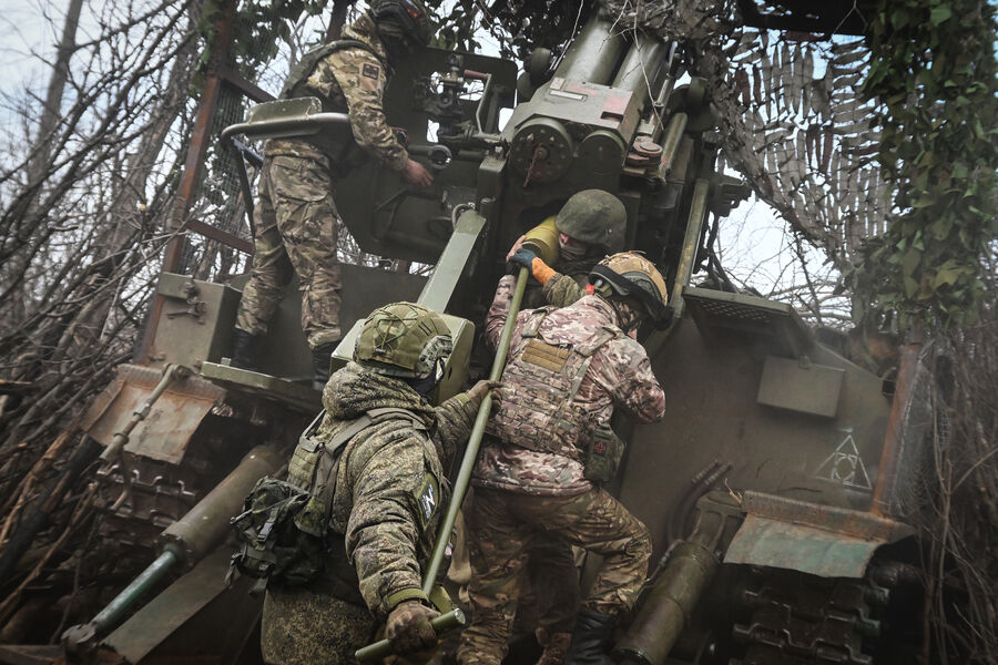 Военнослужащие группировки «Центр» ведут стрельбу из артиллерийского орудия «Гиацинт-С» в ходе боевых действий на Авдеевском направлении спецоперации