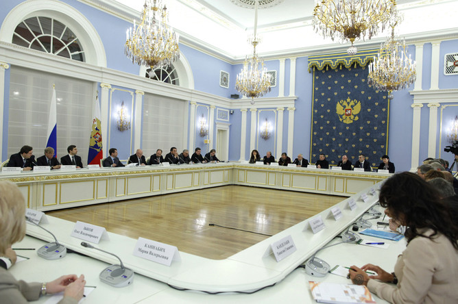Медведев утвердил президентскую треть общественной палаты