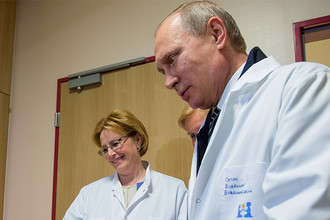 Президент Владимир Путин и министр здравоохранения Вероника Скворцова во время посещения детского гематологического центра имени Димы Рогачева в Москве, 1 июня 2016 года
