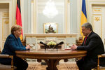 Канцлер ФРГ Ангела Меркель и президент Украины Петр Порошенко во время встречи в Киеве, 1 ноября 2018 года