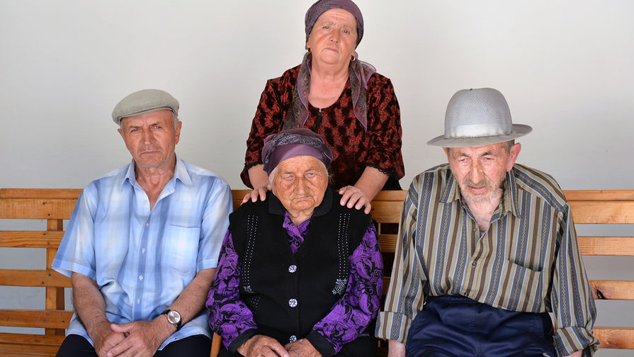 Долгожительница из&nbsp;Кабардино-Балкарии Нану Шаова со своей семьей в&nbsp;селе Заюково Баксанского района, 2017 год