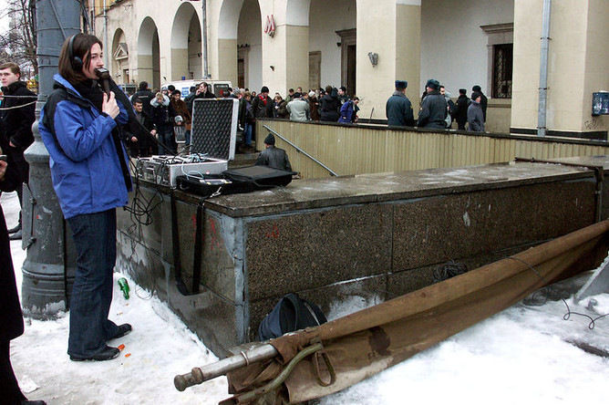 06 февраля 2004 года. Корреспонденты вели репортаж с места событий у станции метро «Павелецкая», где происходила эвакуация пострадавших от взрыва в вагоне поезда