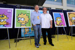 Продюсер «Симпсонов» Джеймс Брукс и создатель шоу Мэтт Гроунинг во время презентации новых марок почты США с героями мультсериала в Лос-Анджелесе, 2009 год