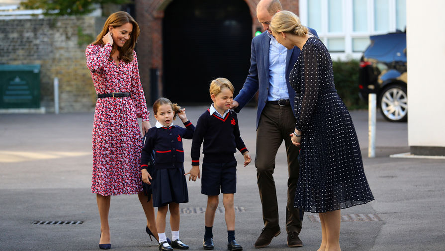 Принцесса Шарлотта и ее брат принц Джордж с&nbsp;родителями у&nbsp;здания школы Thomas's Battersea в&nbsp;лондонском районе Баттерси, 4 сентября 2019 года