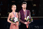 Победители чемпионата России — 2022 в танцах на льду Александра Степанова и Иван Букин на награждении