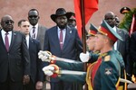 Президент Южного Судана Салва Киир на церемонии возложения цветов к Могиле Неизвестного Солдата в Александровском саду в Москве, 28 сентября 2023 года