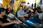 Мишель Обама с мужем и детьми в парке развлечений во время предвыборной кампании Барака Обамы, штат Айова, США, 2007 год